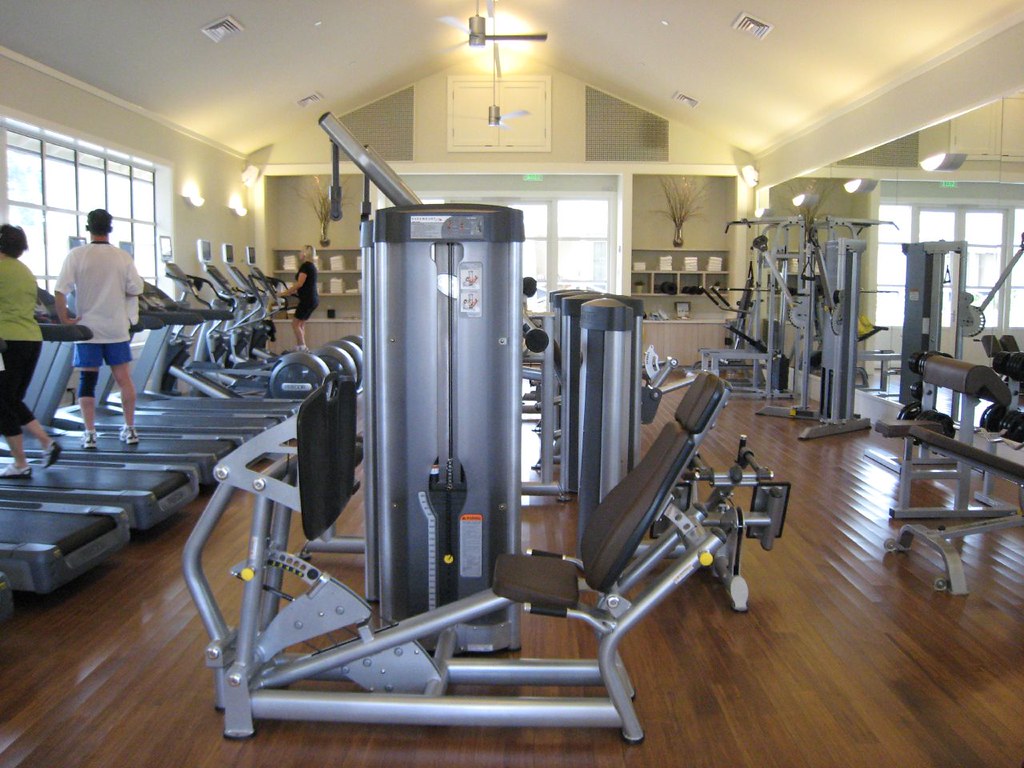 Kraftstation und Hanteln in einem modernen Fitnessstudio